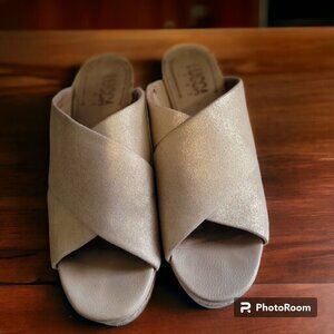 Lucca Lane Debbi wedge Sandals Brushed Gold- 9.5 M